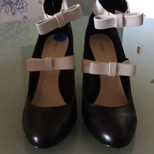 Can wear heel broke leg. New Nine West.